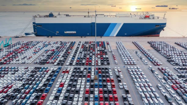 transporteur-de-véhicules-à-vue-aérienne-navire-chargeant-une-voiture-pour-lexpédition-dans-1